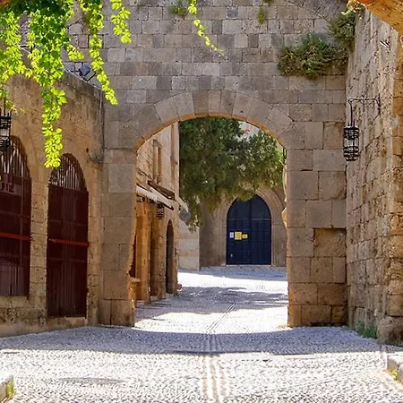 3 Charites Old Town *