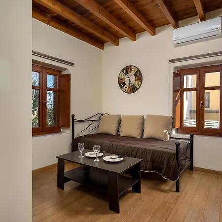 3 Charites Old Town Apartment
